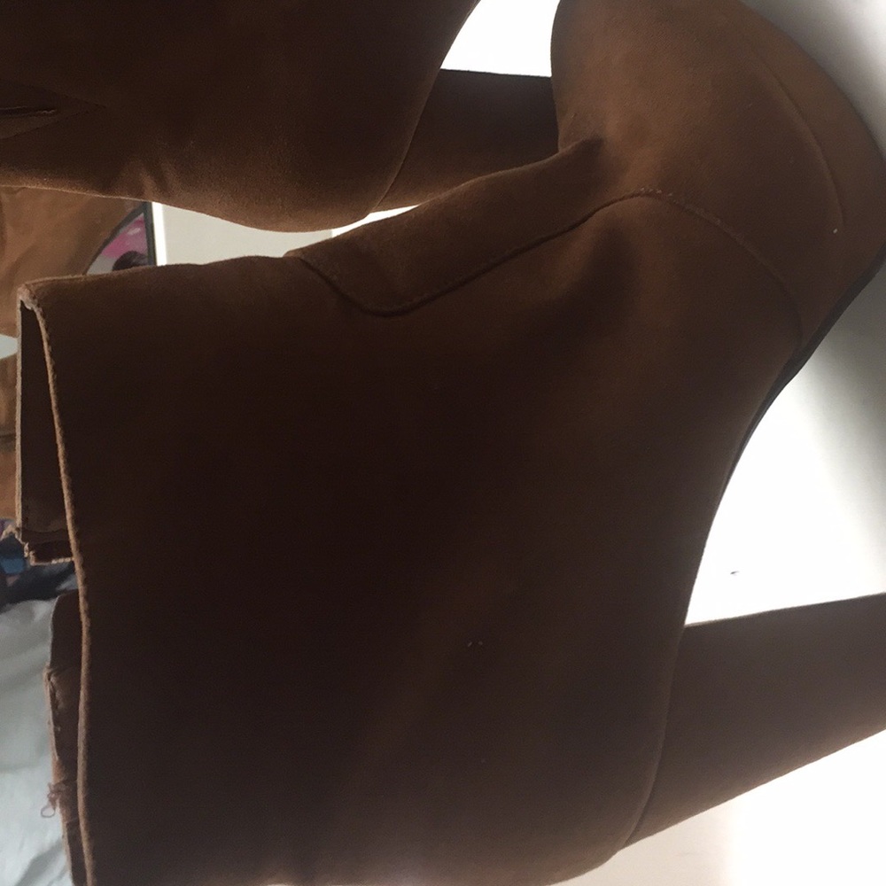 Short Brown Tall Healed Boots 👢!!